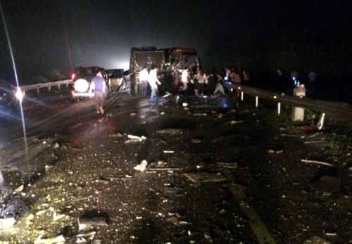Xe khách đâm trực diện xe tải trên cao tốc Lào Cai, 8 người bị thương - Ảnh 2