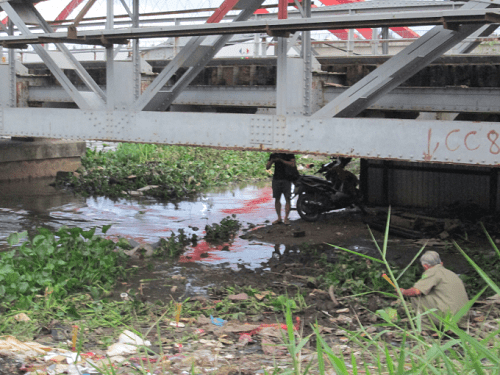Phát hiện thi thể đang phân hủy trôi trên sông Sài Gòn - Ảnh 1