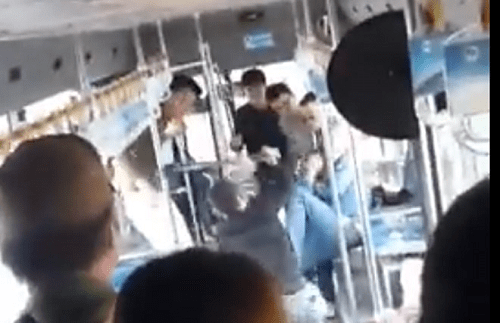 Clip nam thanh niên bị đánh tới tấp trên xe buýt ở Hà Nội gây xôn xao - Ảnh 1