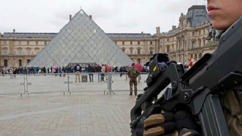 Nghi phạm tấn công trước bảo tàng Louvre là người Ai Cập - Ảnh 1