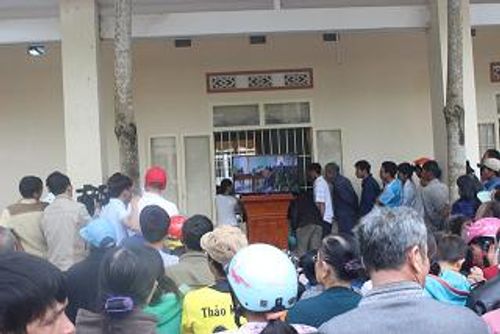 Hàng trăm người dân theo dõi phiên tòa xử vụ sát hại 3 người chấn động Lâm Đồng - Ảnh 2