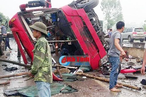 Vụ lật xe khách thảm khốc ở Hà Tĩnh: Cảm động mẹ lấy thân che cho con - Ảnh 2