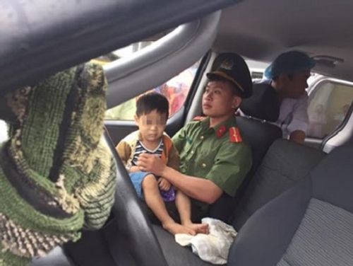 Vụ lật xe khách thảm khốc ở Hà Tĩnh: Cảm động mẹ lấy thân che cho con - Ảnh 1