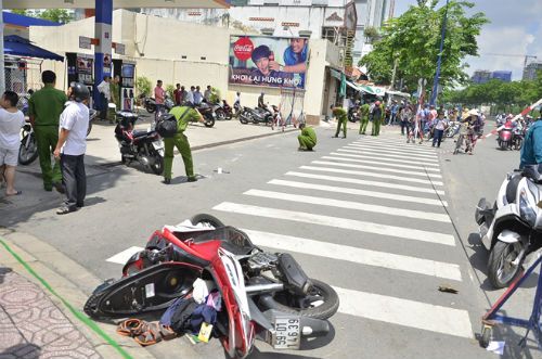2 thanh niên bất ngờ quăng xe, lao vào ẩu đả trên phố Sài Gòn - Ảnh 1
