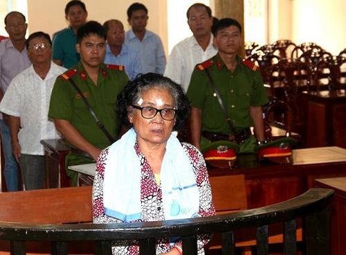 Vận chuyển lậu 8kg vàng qua biên giới, người phụ nữ Campuchia lãnh án tù - Ảnh 1