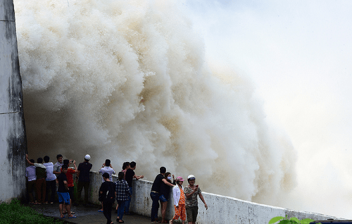 Cấm người dân chụp ảnh, quay phim gần khu xả lũ của thủy điện Hòa Bình - Ảnh 2