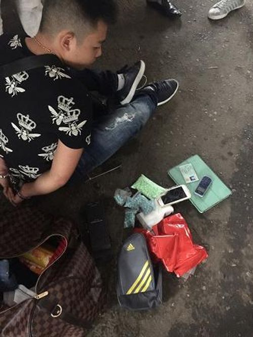 Khởi tố kẻ vận chuyển gần 3.000 viên ma túy từ TP.HCM ra Hà Nội - Ảnh 1