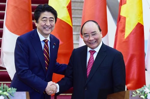 Thủ tướng Nhật Shinzo Abe tuyên bố sẽ cung cấp 6 tàu tuần tra mới cho Việt Nam - Ảnh 1