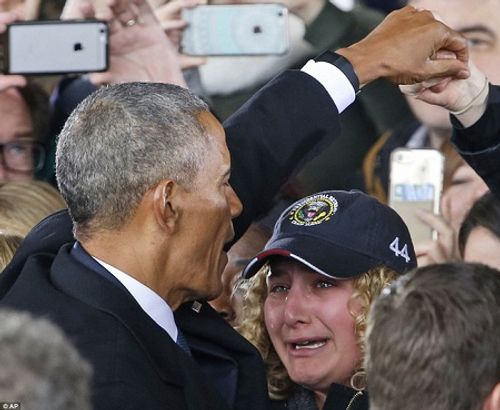 Người dân Mỹ khóc trong tiếc nuối, vẫy tay chào tạm biệt cựu Tổng thống Obama - Ảnh 2
