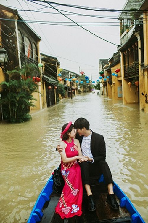 Ấn tượng với bộ ảnh cưới giữa cảnh mưa lũ ở Hội An của cặp đôi Sài Gòn - Ảnh 5