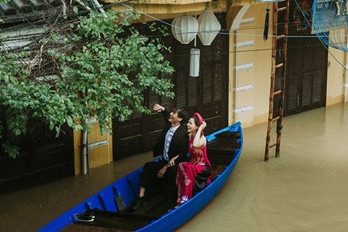 Ấn tượng với bộ ảnh cưới giữa cảnh mưa lũ ở Hội An của cặp đôi Sài Gòn - Ảnh 6