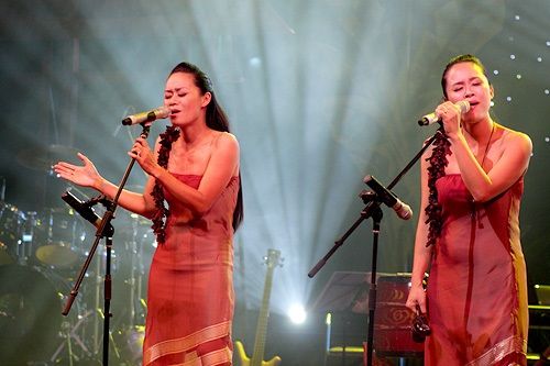 Những cặp chị em song sinh "mười phân vẹn mười" của showbiz Việt - Ảnh 9