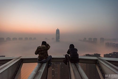Sương mù, ô nhiễm không khí biến Trung Quốc ngày thành"đêm" - Ảnh 2