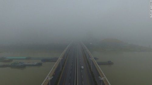 Sương mù, ô nhiễm không khí biến Trung Quốc ngày thành"đêm" - Ảnh 3