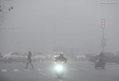 Sương mù, ô nhiễm không khí biến Trung Quốc ngày thành"đêm" - Ảnh 7