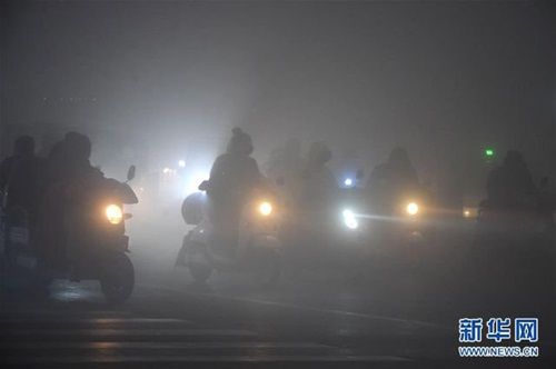 Sương mù, ô nhiễm không khí biến Trung Quốc ngày thành"đêm" - Ảnh 8