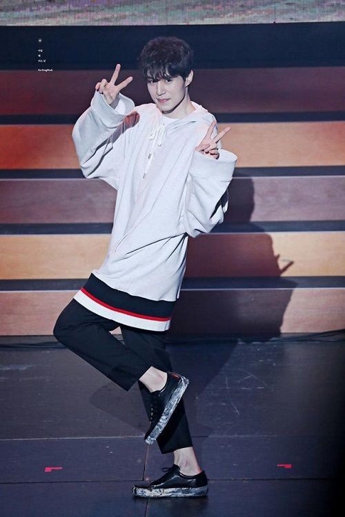 Xem Lee Jun Ki - Lee Dong Wook "khoe" khả năng vũ điệu khi nhảy TT của Twice - Ảnh 2