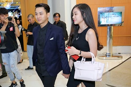 Sau tin đồn kết hôn, Hoài Lâm nắm tay bạn gái dự đám cưới Mai Quốc Việt - Ảnh 1