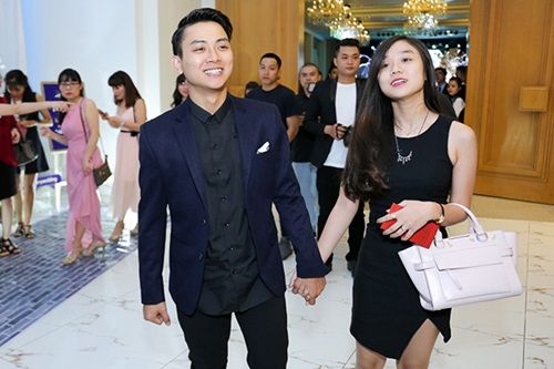 Sau tin đồn kết hôn, Hoài Lâm nắm tay bạn gái dự đám cưới Mai Quốc Việt - Ảnh 2