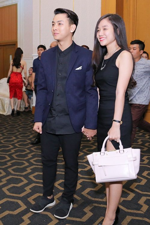 Sau tin đồn kết hôn, Hoài Lâm nắm tay bạn gái dự đám cưới Mai Quốc Việt - Ảnh 3