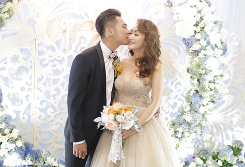 Sau tin đồn kết hôn, Hoài Lâm nắm tay bạn gái dự đám cưới Mai Quốc Việt - Ảnh 4