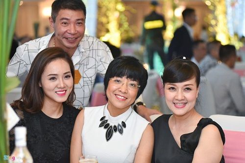Công Lý và bạn gái vui vẻ cùng MC Thảo Vân tại đám cưới Thành Trung - Ảnh 8