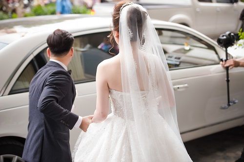 Công Lý và bạn gái vui vẻ cùng MC Thảo Vân tại đám cưới Thành Trung - Ảnh 2