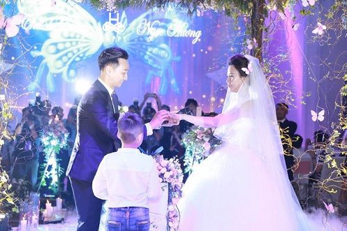 Công Lý và bạn gái vui vẻ cùng MC Thảo Vân tại đám cưới Thành Trung - Ảnh 1