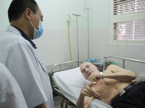 Khi bệnh nhân Tây "ăn vạ" tại bệnh viện Việt Nam - Ảnh 1
