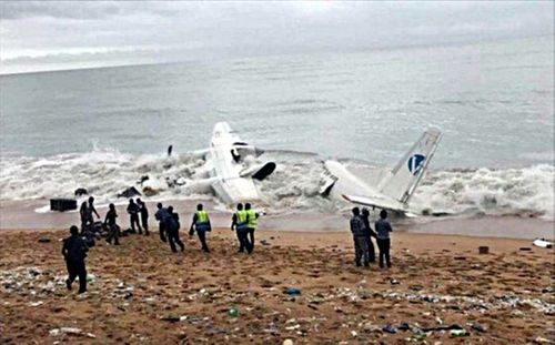 Máy bay rơi xuống biển, ít nhất 4 người tử nạn - Ảnh 1