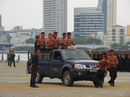 Màn võ thuật mãn nhãn của cảnh sát cơ động bảo vệ APEC - Ảnh 8