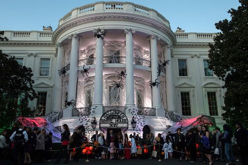 Tổng thống Donald Trump phát kẹo cho hàng loạt "quái vật" tại Nhà Trắng - Ảnh 1