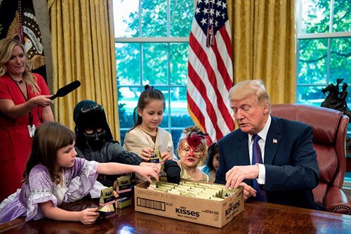 Tổng thống Donald Trump phát kẹo cho hàng loạt "quái vật" tại Nhà Trắng - Ảnh 6