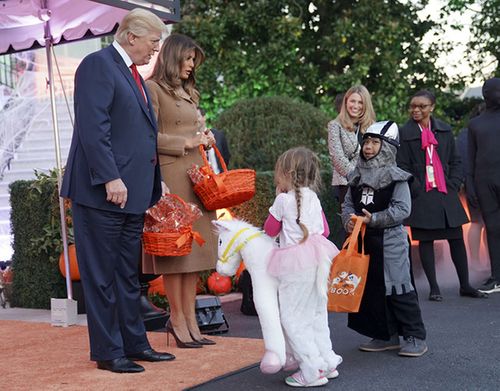 Tổng thống Donald Trump phát kẹo cho hàng loạt "quái vật" tại Nhà Trắng - Ảnh 2