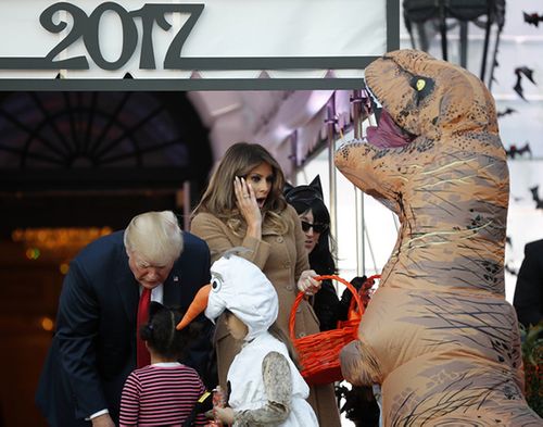 Tổng thống Donald Trump phát kẹo cho hàng loạt "quái vật" tại Nhà Trắng - Ảnh 3