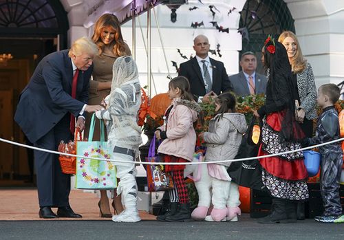 Tổng thống Donald Trump phát kẹo cho hàng loạt "quái vật" tại Nhà Trắng - Ảnh 4