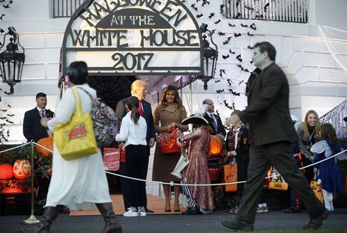 Tổng thống Donald Trump phát kẹo cho hàng loạt "quái vật" tại Nhà Trắng - Ảnh 5