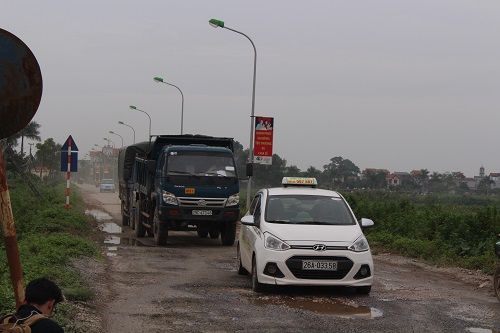 Hà Nội: Người dân khổ sở vì nhiều "ao nhỏ" mọc giữa đường - Ảnh 1