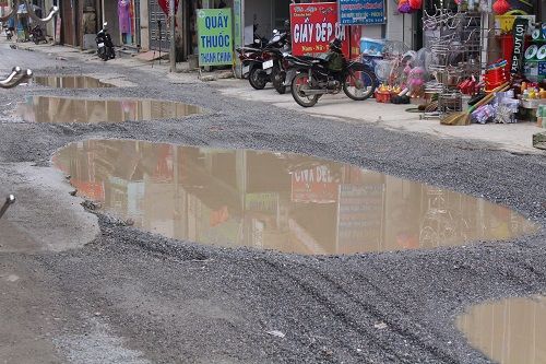 Hà Nội: Người dân khổ sở vì nhiều "ao nhỏ" mọc giữa đường - Ảnh 3