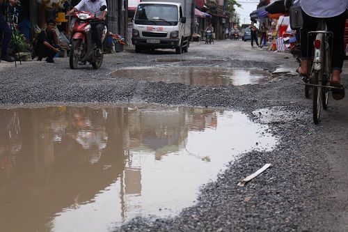 Hà Nội: Người dân khổ sở vì nhiều "ao nhỏ" mọc giữa đường - Ảnh 4