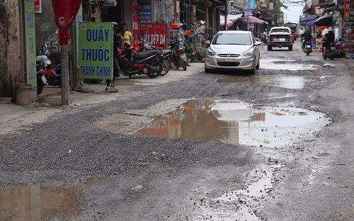 Hà Nội: Người dân khổ sở vì nhiều "ao nhỏ" mọc giữa đường - Ảnh 7