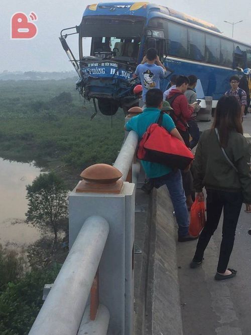 Thót tim xe khách gặp nạn vắt vẻo trên thành cầu Thanh Trì suýt rơi xuống sông, khách đập kính thoát thân - Ảnh 1