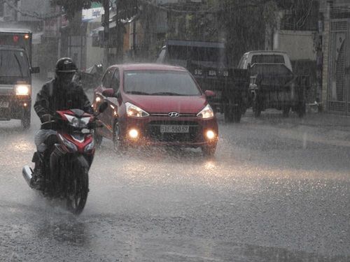  Người dân TP. Hồ Chí Minh bì bõm trong “biển nước” sau mưa lớn - Ảnh 1
