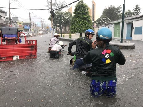  Người dân TP. Hồ Chí Minh bì bõm trong “biển nước” sau mưa lớn - Ảnh 7
