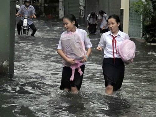  Người dân TP. Hồ Chí Minh bì bõm trong “biển nước” sau mưa lớn - Ảnh 3