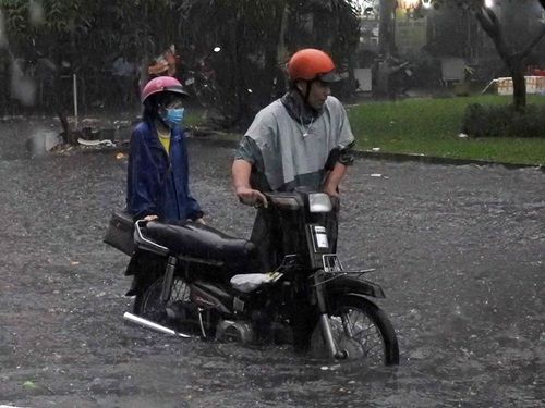  Người dân TP. Hồ Chí Minh bì bõm trong “biển nước” sau mưa lớn - Ảnh 5