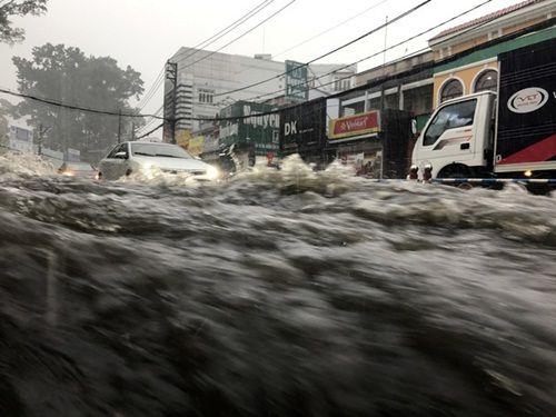  Người dân TP. Hồ Chí Minh bì bõm trong “biển nước” sau mưa lớn - Ảnh 2