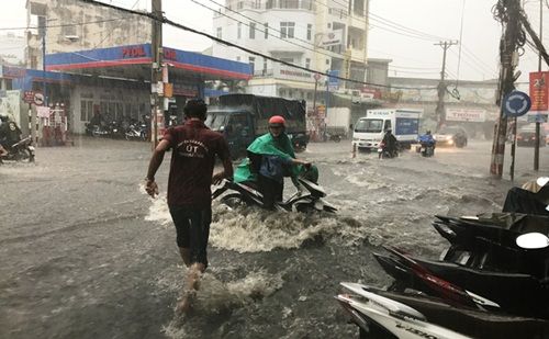  Người dân TP. Hồ Chí Minh bì bõm trong “biển nước” sau mưa lớn - Ảnh 6