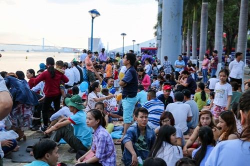 Hàng hàng nghìn lượt khách đổ về Đà Nẵng ngắm lễ hội pháo hoa - Ảnh 1