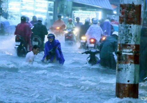 TP.Hồ Chí Minh: 1 người tử vong, nhiều xe máy bị cuốn trôi sau mưa lớn - Ảnh 2